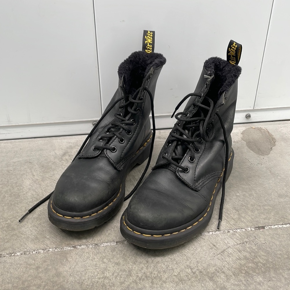 Matte black lace up dr marten combat boots size 7